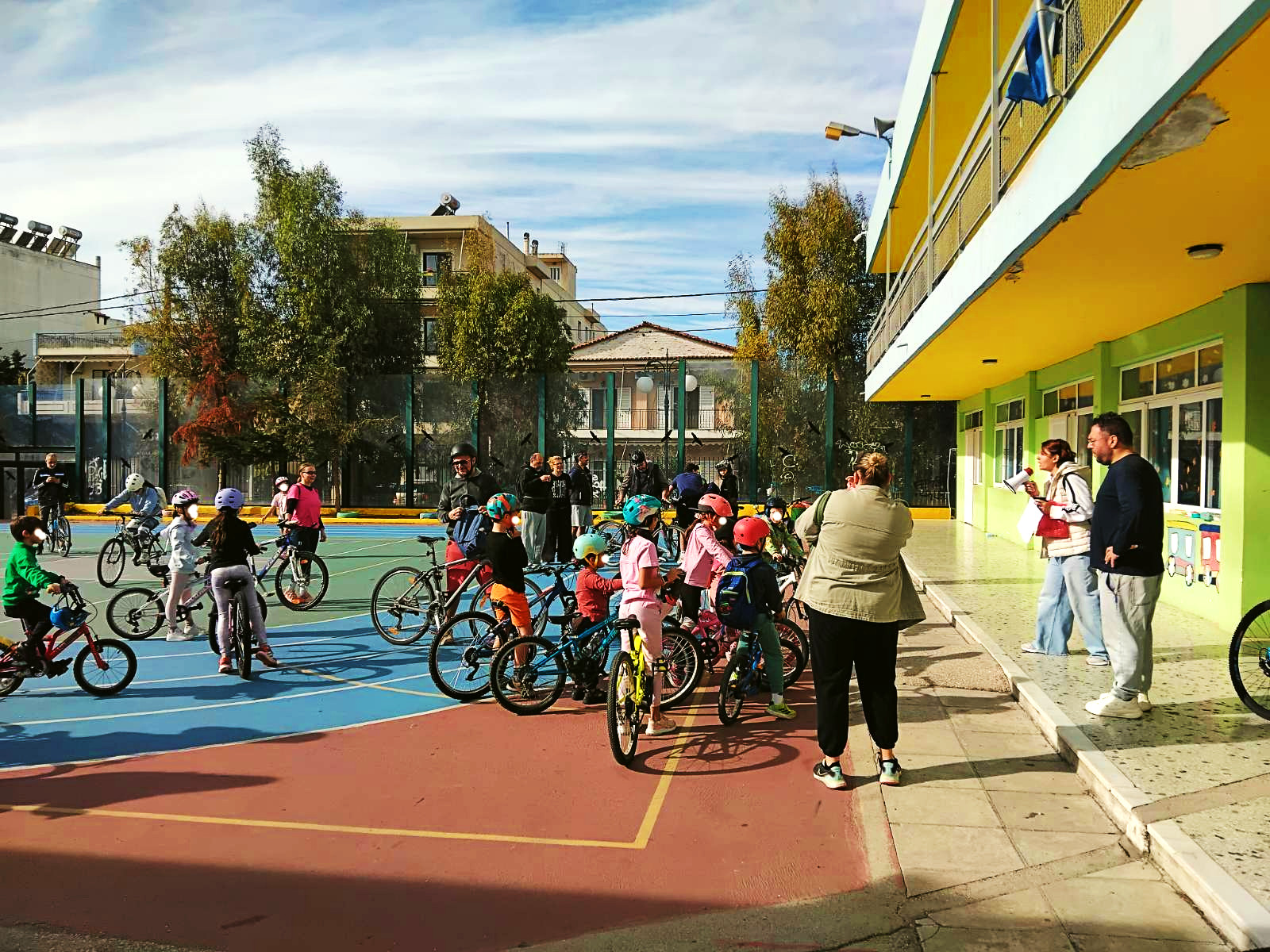 Με επιτυχία πραγματοποιήθηκε η πρώτη ποδηλατοβόλτα του ‘25! Η ηλιόλουστη ημέρα και η όμορφη διάθεση όλων, συνέβαλλαν στο όμορφο αυτό πρωινό. Γονείς και παιδιά, φορώντας τα κράνη τους και γεμάτοι ενέργεια, ποδηλατήσαμε στους δρόμους της γειτονιάς μας, σε μια διαδρομή περίπου 4,5 χιλιομέτρων έξω από το κέντρο της πόλης, περνώντας ένα υπέροχο μήνυμα για την οδική ασφάλεια και τη σημασία της σωματικής άσκησης.Θερμά συγχαρητήρια και ευχαριστίες σε όλους τους μικρούς φίλους και στους μεγάλους φίλους που ανταποκρίθηκαν στο κάλεσμα και γέμισαν τους δρόμους με χαμόγελα και χρώμα! Ιδιαίτερες ευχαριστίες οφείλουμε στους γονείς και τα μέλη του Συλλόγου, που με τα αυτοκίνητά τους, περιφρούρησαν με υποδειγματικό τρόπο την ποδηλατοπομπή σε όλη τη διαδρομή, διασφαλίζοντας την απόλυτη ασφάλεια όλων των συμμετεχόντων. Στους συμμετέχοντες μοιράστηκαν νεράκια και μικρά κεράσματα. Ευχαριστούμε όλες και όλους, μέχρι την επόμενη φορά!